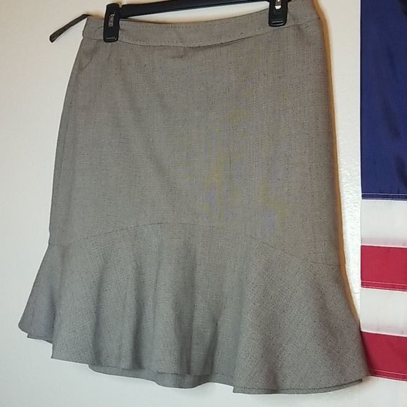 Tahari Arthur S Levine Petite elegant suit (grey jacket and skirt suit).70% off - Picture 2 of 7